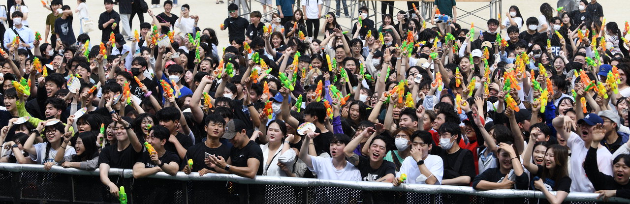 25일 충북 청주대학교에서 열린 '2022 우암 대동제'에서 학생들이 공연을 보며 3년 만에 돌아온 축제를 즐기고 있다. /김명년