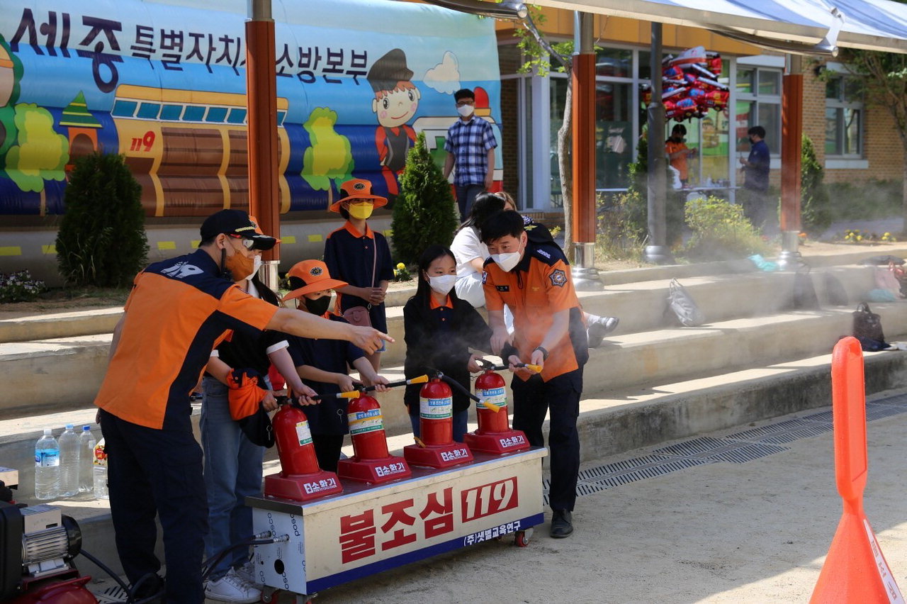 물소화기 화재진압 체험을 하고 있는 한국119청소년단. /세종소방서