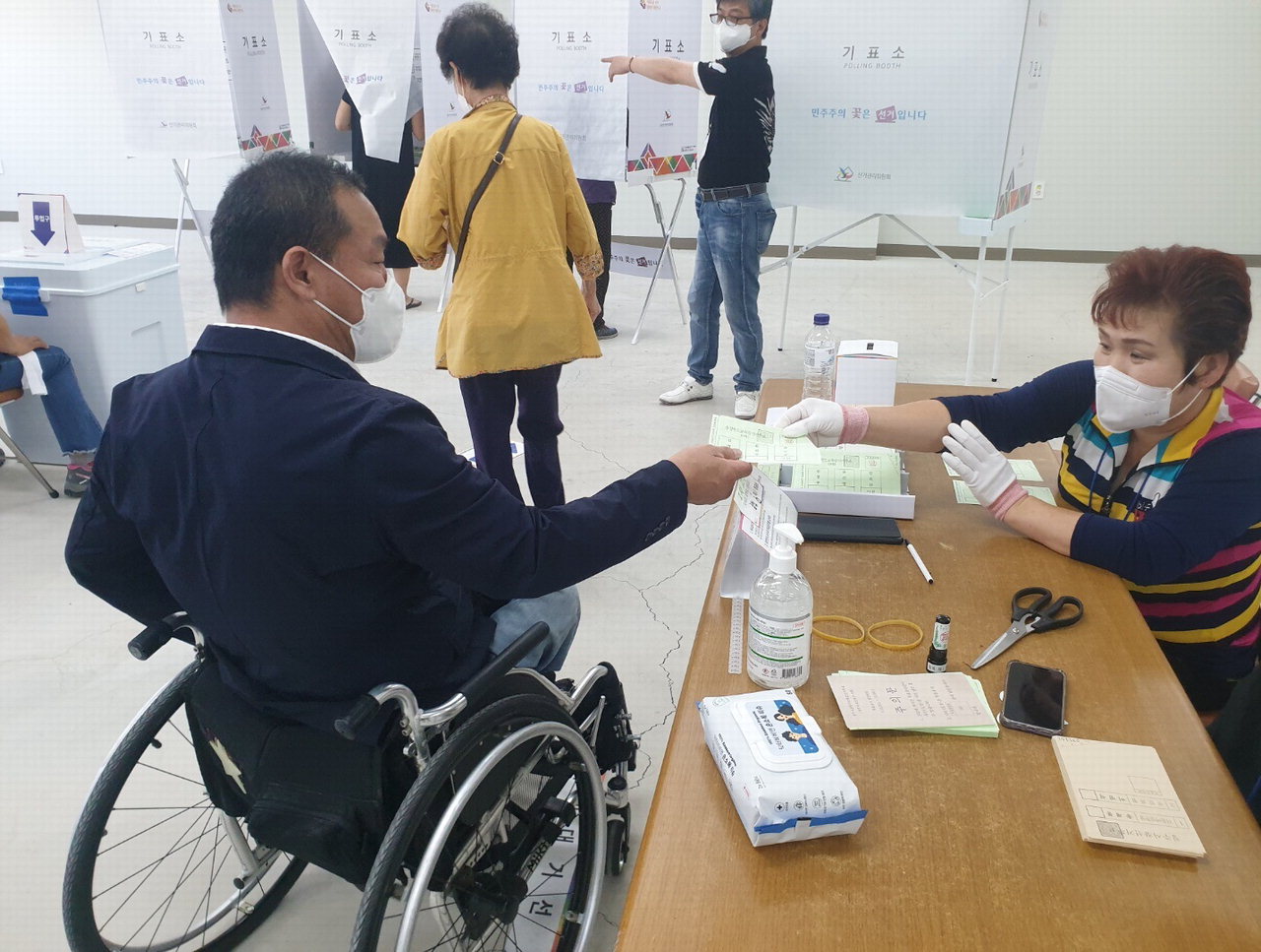 윤월재 씨가 1일 오전 청주 상당구 금천동 제1투표소에서 투표에 앞서 투표용지를 받고 있다. /정세환