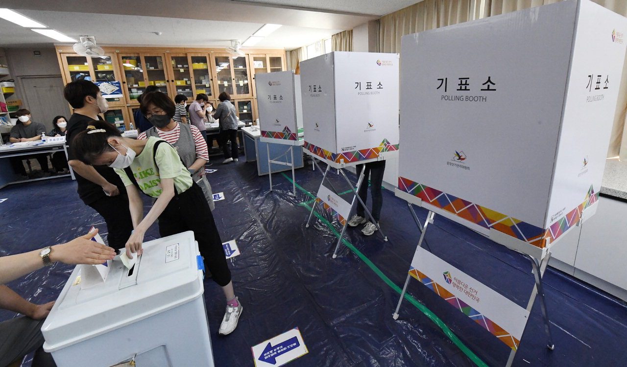 제8회 전국동시지방선거일인 1일 투표소가 설치된 청주 대성중학교에서 유권자들이 투표하고 있다. /김명년