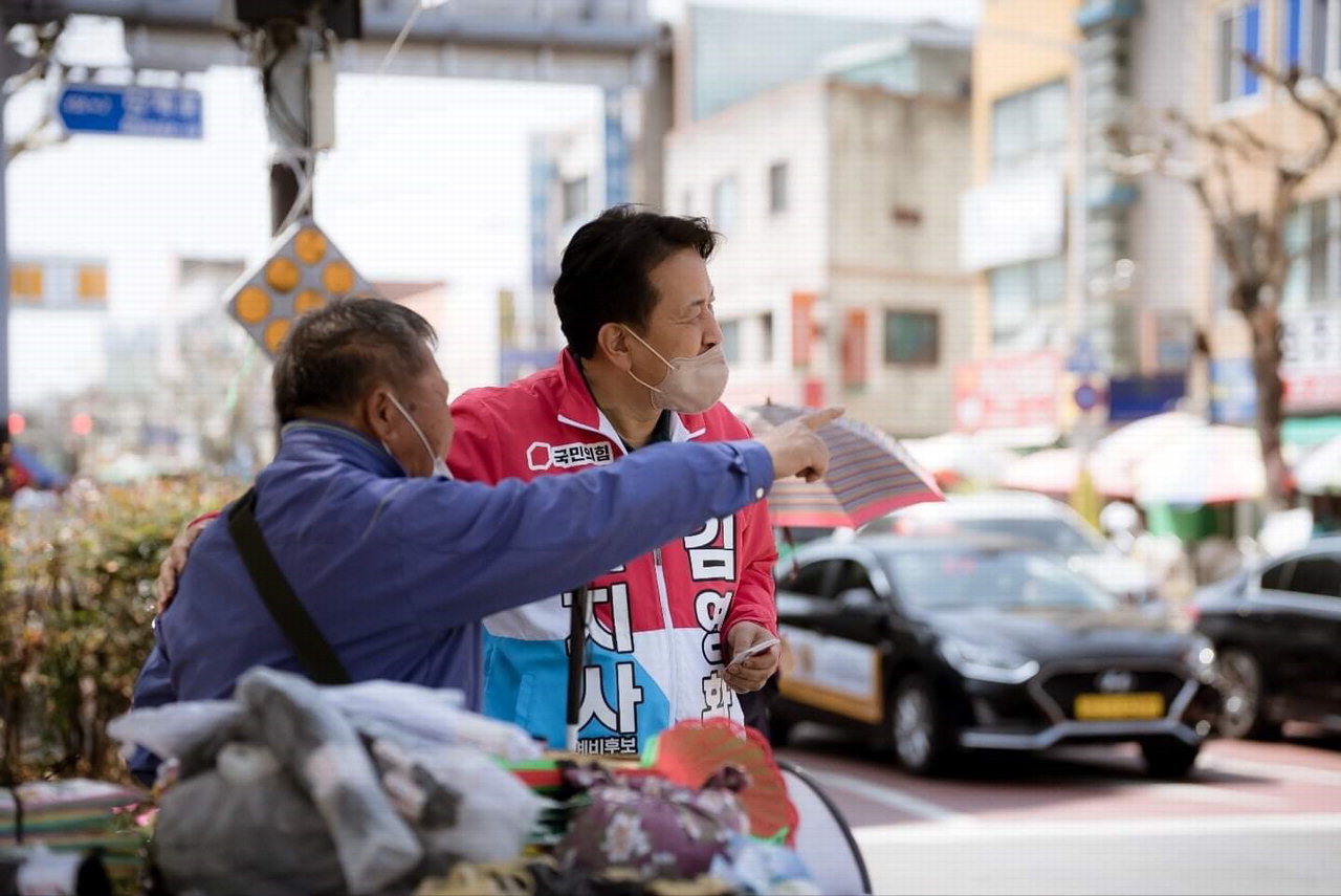 전통시장을 방문한 김영환 당선인이 지역 주민의 애로사항을 경청하고 있다. /김영환 당선인 페이스북