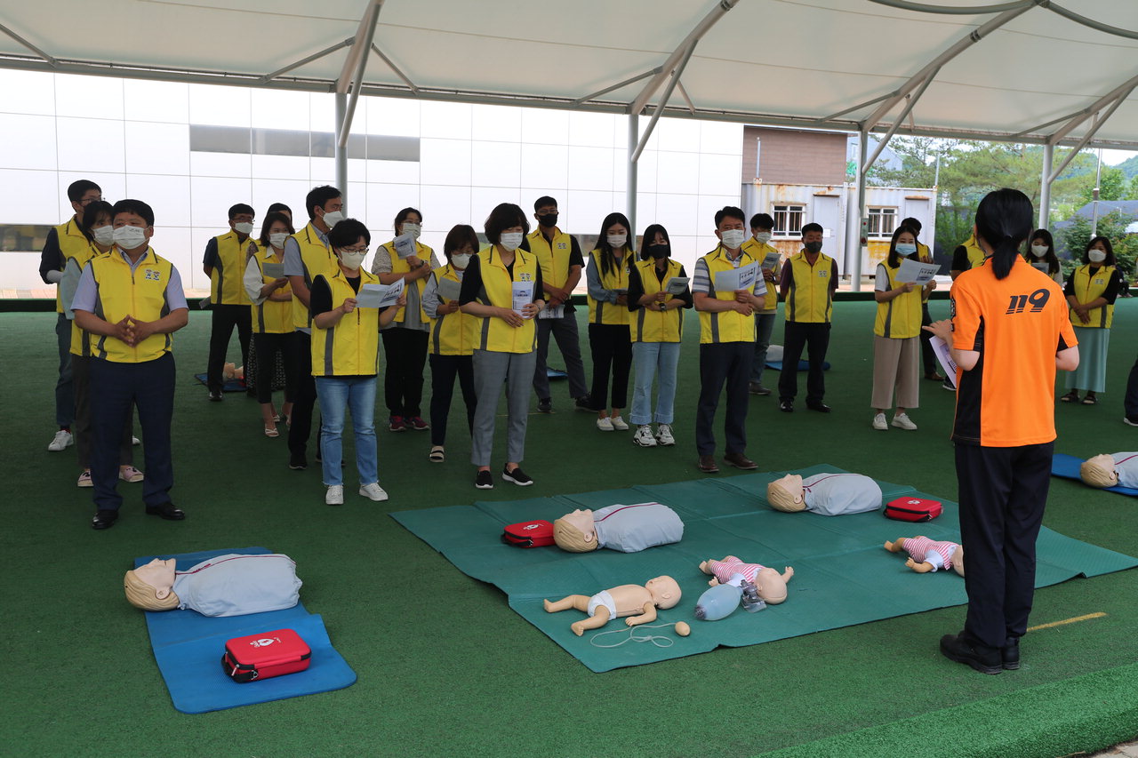 괴산세계유기농산업엑스포조직위원회(이하 조직위)는 8일 괴산국민체육센터에서 직원 40여 명을 대상으로 '심폐소생술(CPR)교육'을 실시했다./조직위