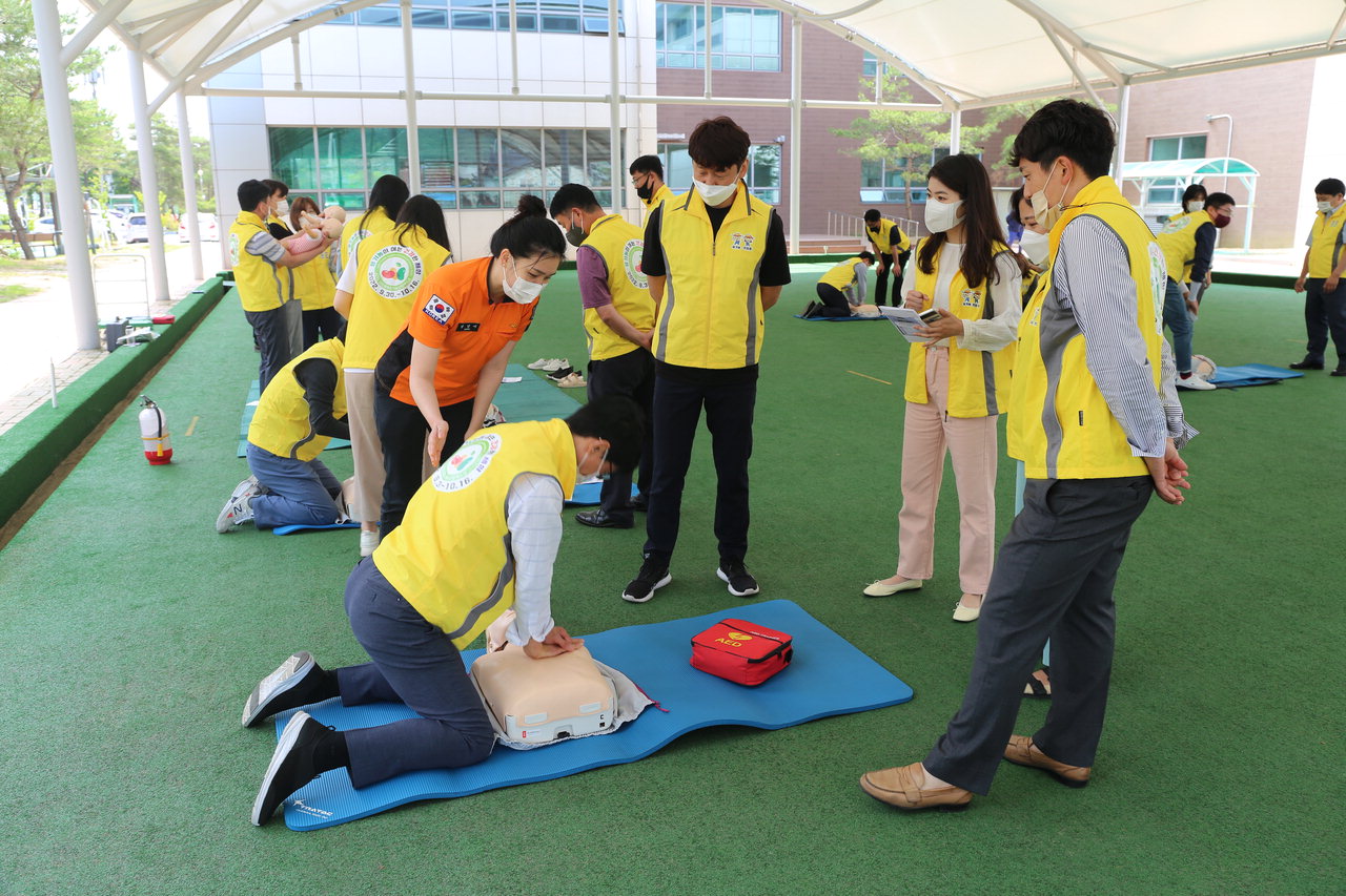 괴산세계유기농산업엑스포조직위원회(이하 조직위)는 8일 괴산국민체육센터에서 직원 40여 명을 대상으로 '심폐소생술(CPR)교육'을 실시했다./조직위