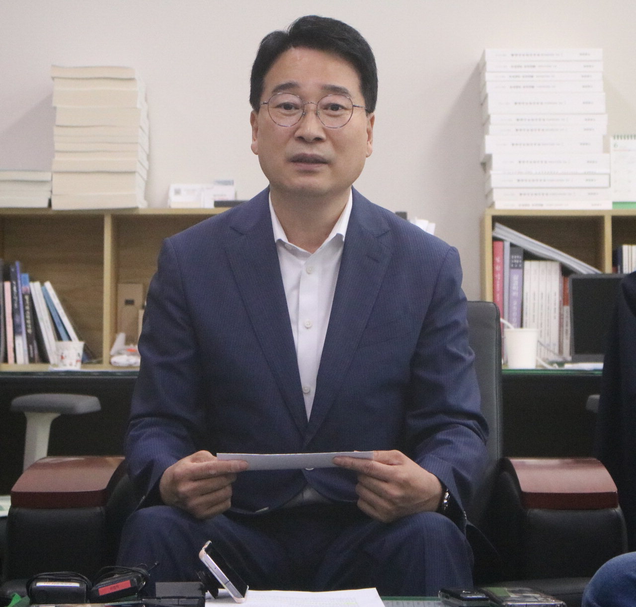 윤홍창 충북도지사 당선인 대변인이 9일 도청 기자실에서 박시영 도지사인수위원의 사퇴에 대해 설명하고 있다. /정세환