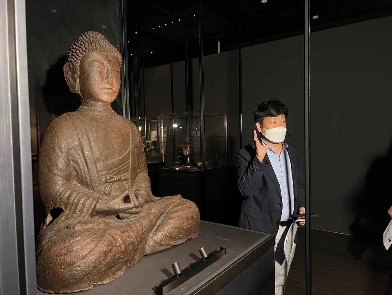 김동완 국립청주박물관 학예연구사가 철제아미타여래좌상(鐵製阿彌陀如來座像 Amitabha Buddha)앞에서 작품에 대해 설명하고 있다.