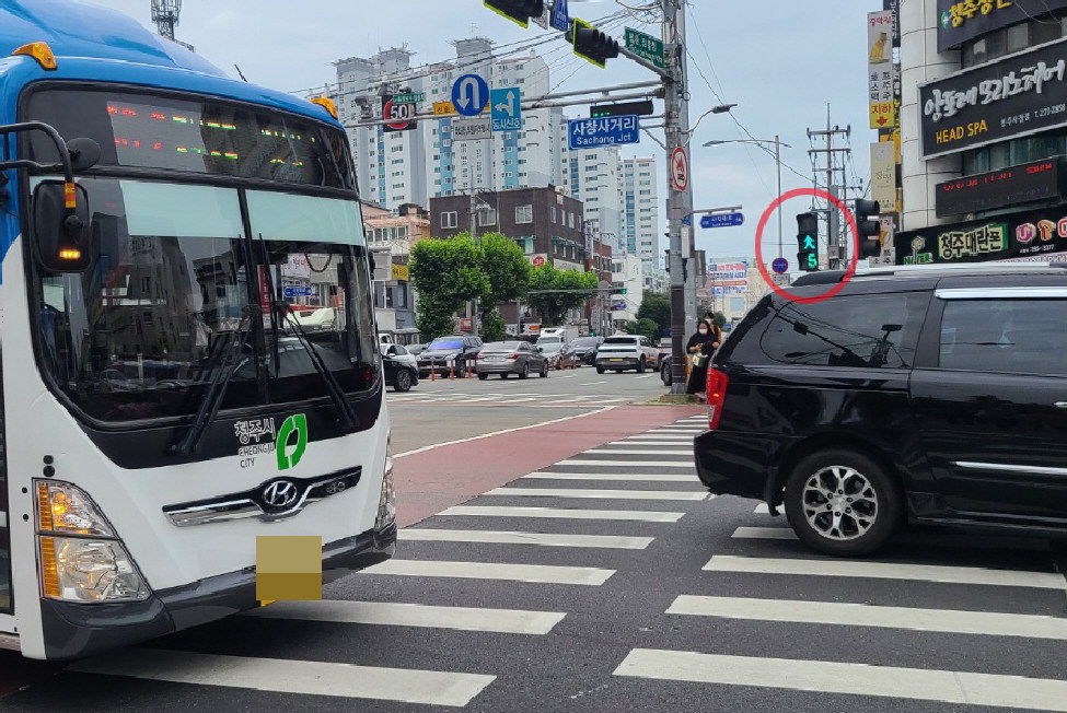 22~23일 청주 사창사거리에서 신호위반을 하는 차량들 모습. /김수연·이재규