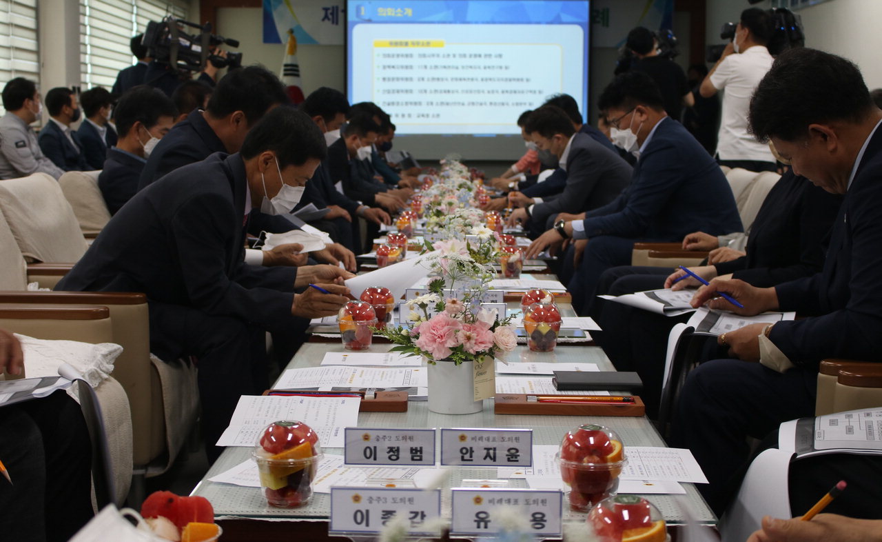 제12대 충북도의회 당선인들이 24일 도의회 6층 의원 휴게실에서 열린 당선인 상견례에서 의정 활동 지원 안내를 받고 있다. /정세환