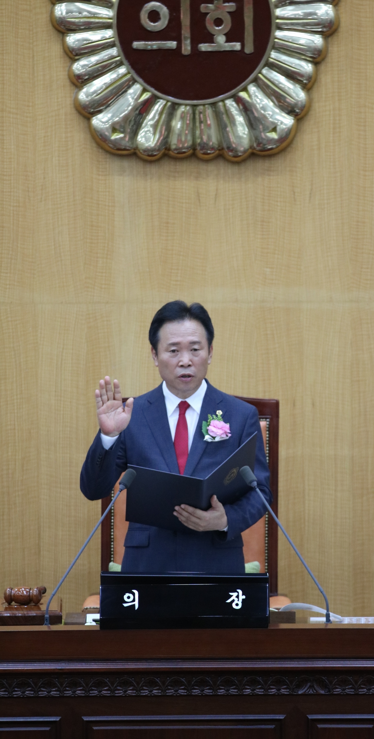황영호 제12대 충북도의회 전반기 의장이 1일 도의회 본회의장에서 열린 도의회 개원식에서 선서하고 있다. /정세환