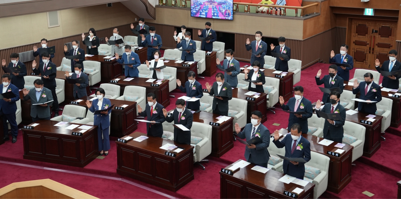 제12대 충북도의원들이 1일 도의회 본회의장에서 열린 도의회 개원식에서 선서하고 있다. /정세환
