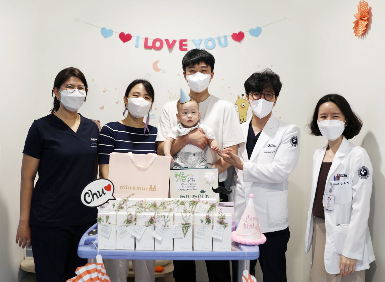 이른둥이의 첫돌잔치(사진 오른쪽부터 소아청소년과 김유미 과장, 이병국 교수, 이른둥이 부모, 왼쪽 신정민 교수). /세종충남대병원