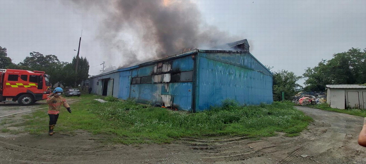 5일 오전 8시 19분께 충북 진천군 진천읍 신정리의 문구류 생산 공장에서 불이 났다. /진천소방서