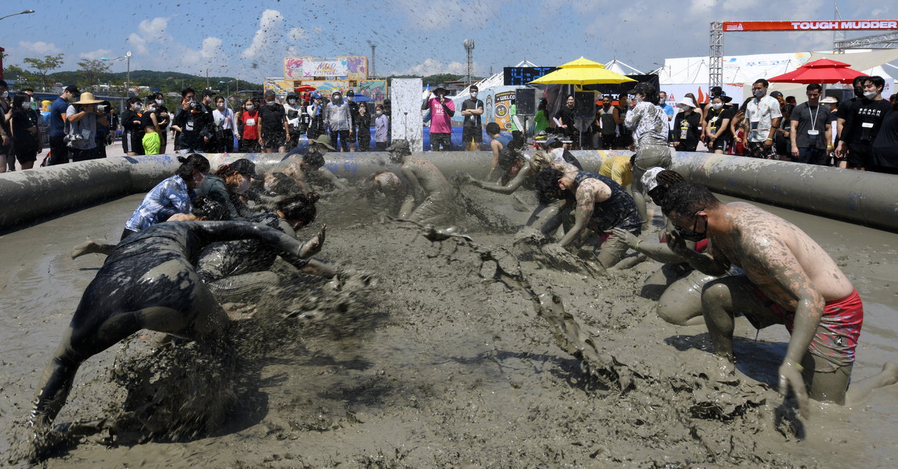 16일 충남 보령시 대천해수욕장에서 열린 '제25회 보령머드축제'를 찾은 관광객들이 진흙싸움을 하고 있다. /김명년