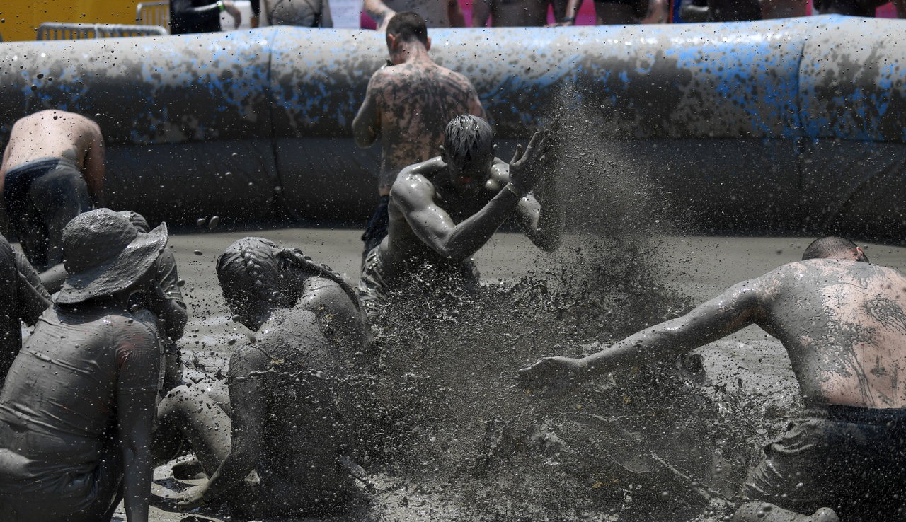 16일 충남 보령시 대천해수욕장에서 열린 '제25회 보령머드축제'를 찾은 관광객들이 진흙싸움을 하고 있다. /김명년