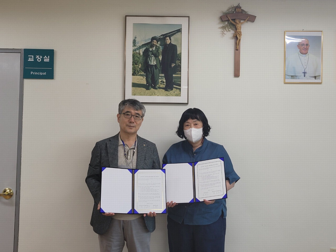 박용훈(왼쪽) 음성자활센터장과 김봉수 꽃동네학교 교장이 업무협약을 맺고 기념촬영 하고 있다.