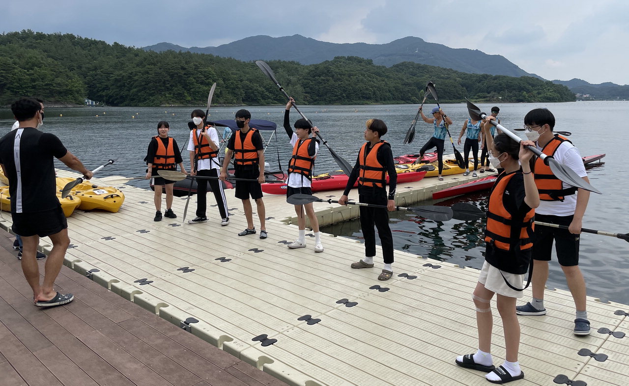 충북도는 22일 진천 충북카누경기장에서 카누 체험교실을 개최했다. /충북도체육회