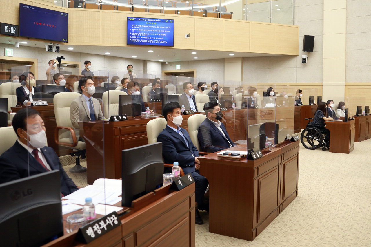 제77회 임시회 제1차 본회의에 참석한 최민호 세종시장(맨 왼쪽). /세종시의회