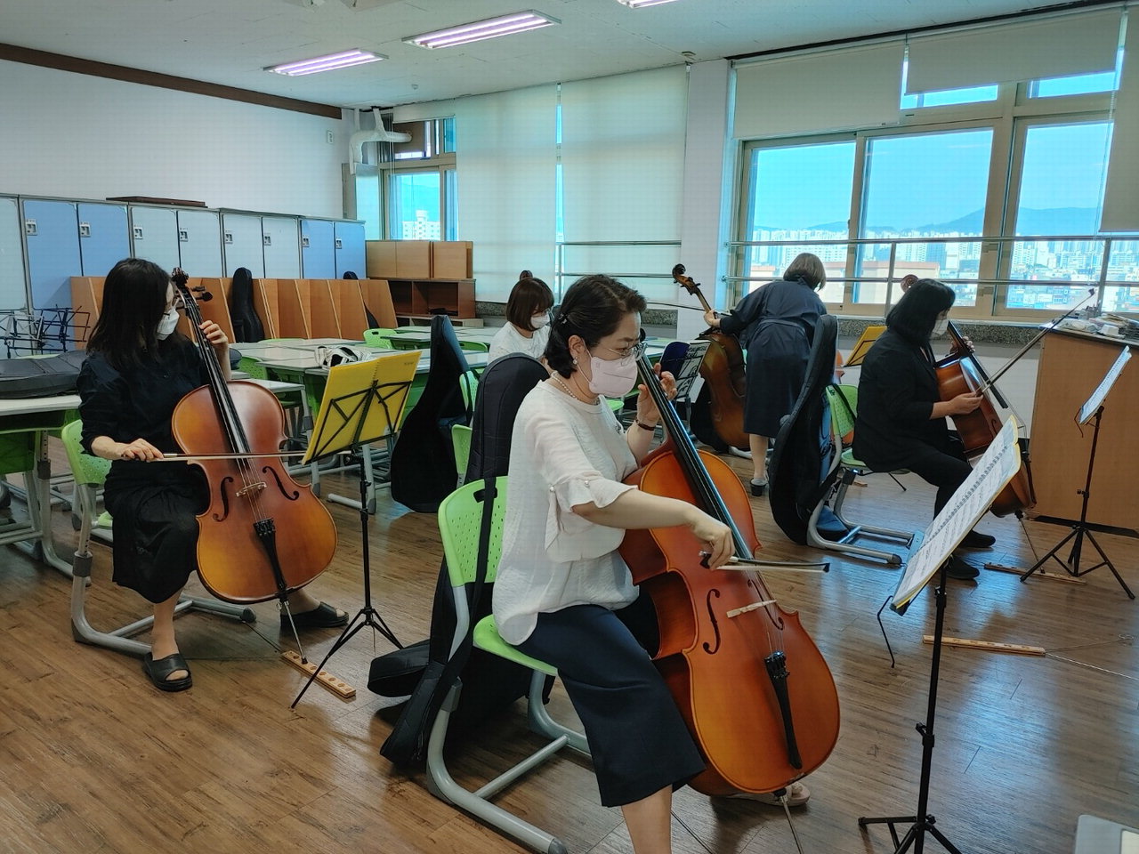 일신여중에서 운영하는 일신힐링아트에듀 프로그램에 학부모들이 참여해 악기를 배우고 있다.