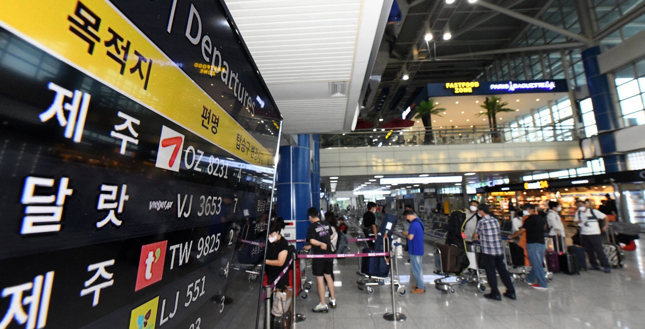 26일 국제선 운항이 재개된 충북 청주국제공항 출국 수속장에서 승객들이 탑승 수속을 기다리고 있다.