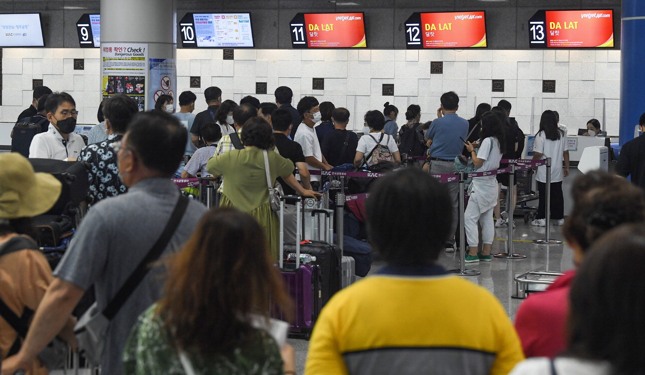 26일 국제선 운항이 재개된 충북 청주국제공항 출국 수속장에서 승객들이 탑승 수속을 기다리고 있다.