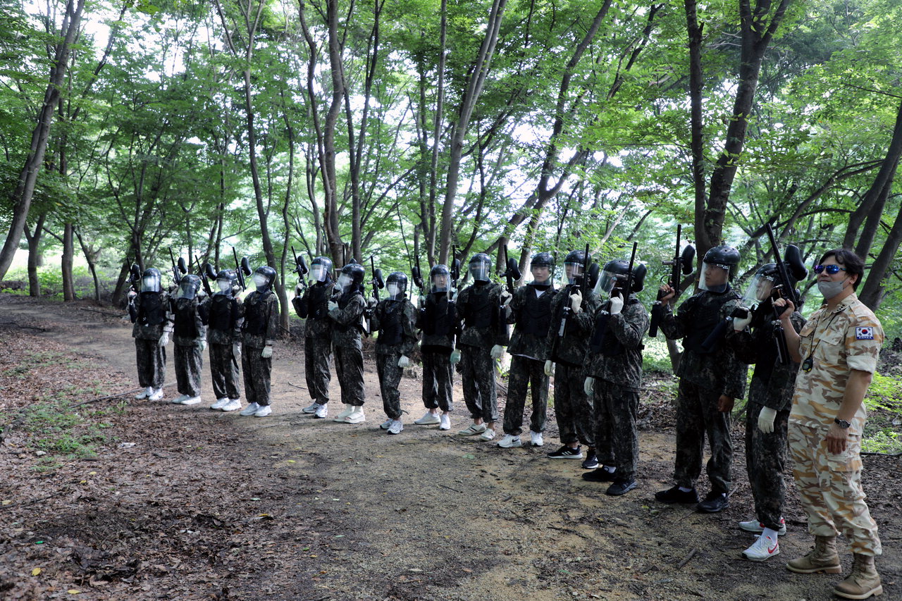 충북 도내 중고등학교 재학생 30여명은 충북보과대에서 직업군인 체험을 진행했다.