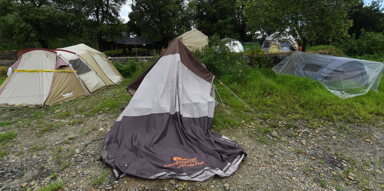 2일 청주시 서원구 현도면 노산나루터에서 장기간 설치된 이른바 '알박기 텐트'에 계고문이 붙어있다. 시 관계자는 
