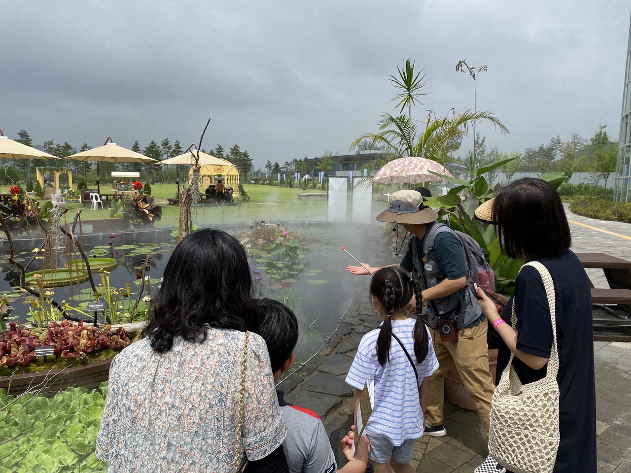 국립세종수목원 관람객들이 `식물이 풍덩` 수련지 해설 프로그램에 참여하고 있다. /한국수목원정원관리원