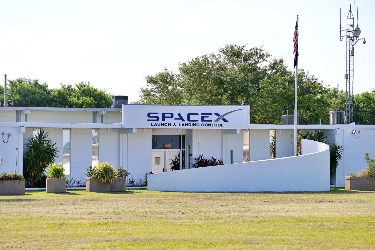케네디 스페이스 센터 남문에 위치한 SpaceX 발사운영동 건물 전경. /과기정통부