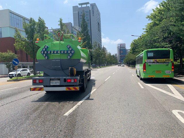 천안시가 폭염 종합대책을 가동 중인 가운데 도로 복사열을 낮추는 살수차를 운영하고 있다./천안시
