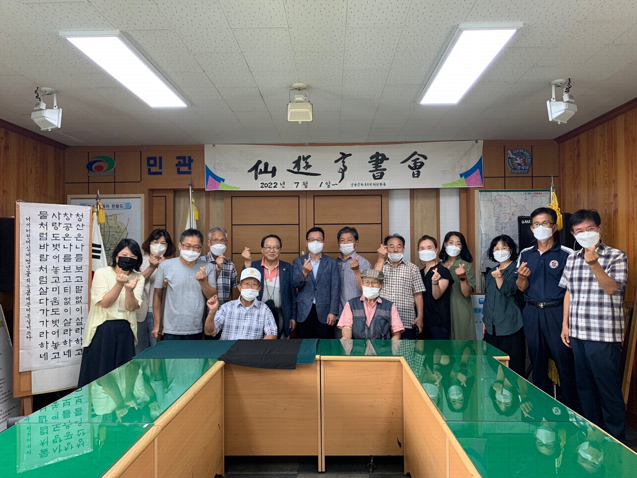 천안시 성거읍 주민자치센터가 운영하는 서예교실 수강생들이 5일 ‘서예로 쓰는 아름다운 한글 전시회’를 개최했다./천안시 제공