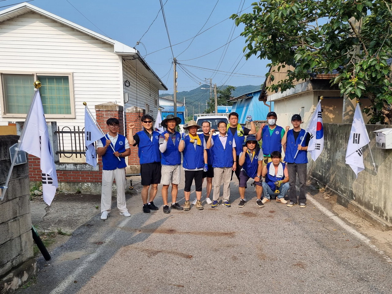 한국자유총연맹 영동군지회 청년회는 주말을 이용해 용산면 산저리와 상용리에서 '태극기달기 캠페인'을 진행했다. / 영동군 제공