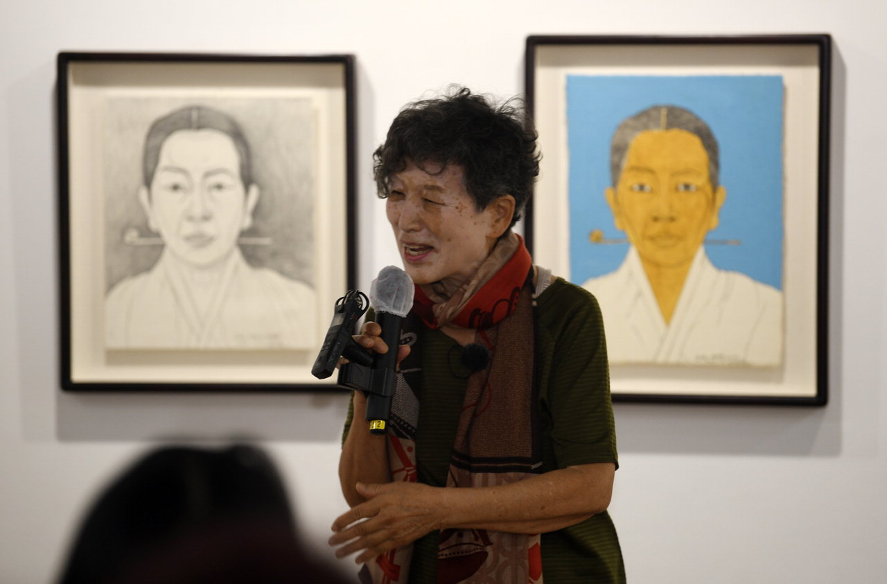 9일 충북문화관 숲속갤러리에서 윤석남 작가가 '여성독립운동가를 그리다'라는 주제로 특강을 하고 있다. /김명년