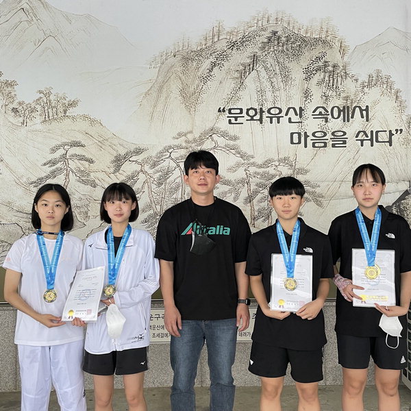 왼쪽부터 정혜인, 김수하 선수, 김창현 지도자, 안소연, 손태연 선수.