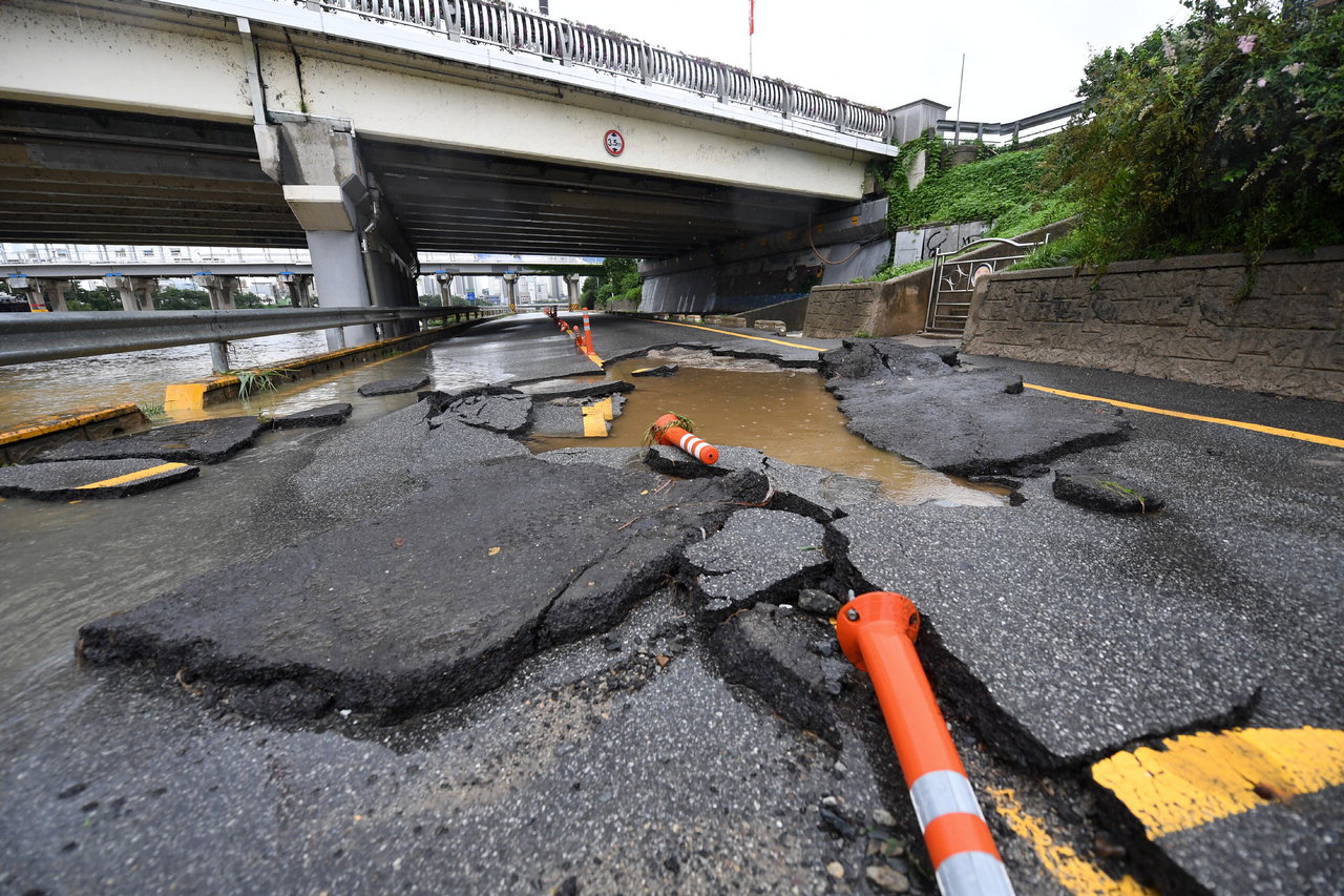 폭우가 이어진 11일 청주 무심천 하상도로가 파손돼 있다. /김명년
