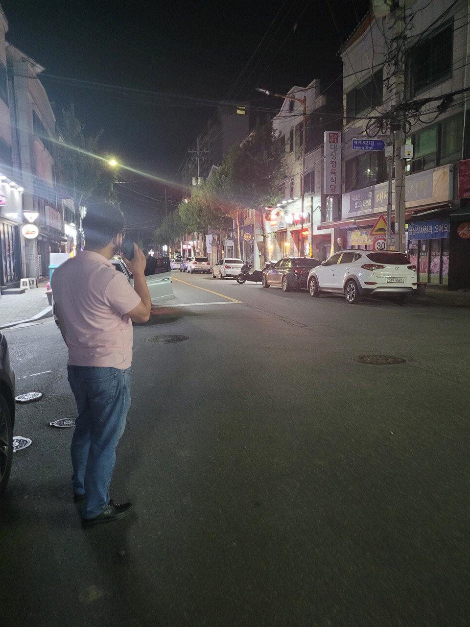 지난 16일 밤 10시께. 제천시 청전동에서 택시를 기다리고 있는 손님들 모습.