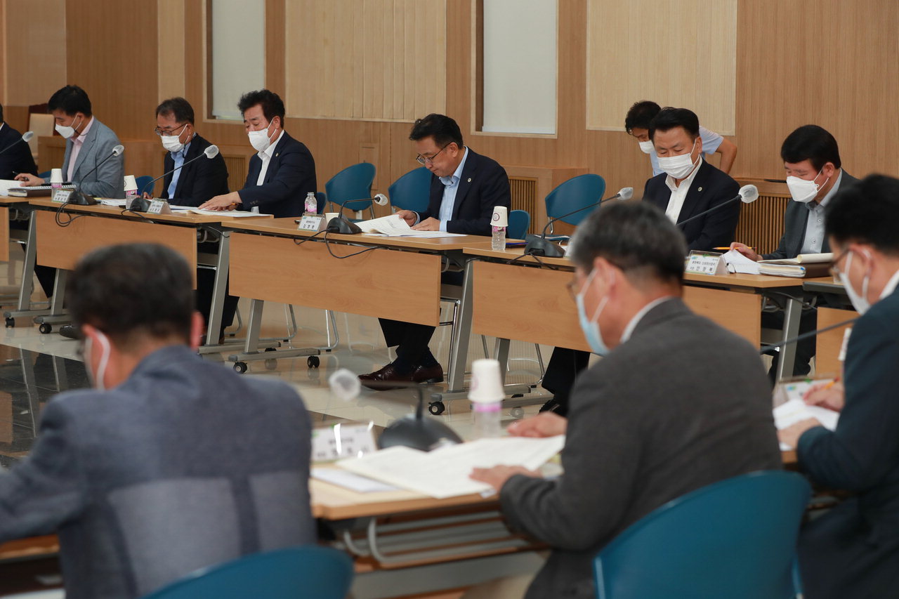 충북도가 18일 김영환 충북지사 주재로 경제 관련 실·국장 및 주요 경제 기관·단체장 등 20여명이 참석한 가운데 '민생안정 비상경제 대책회의'를 개최했다./충북도