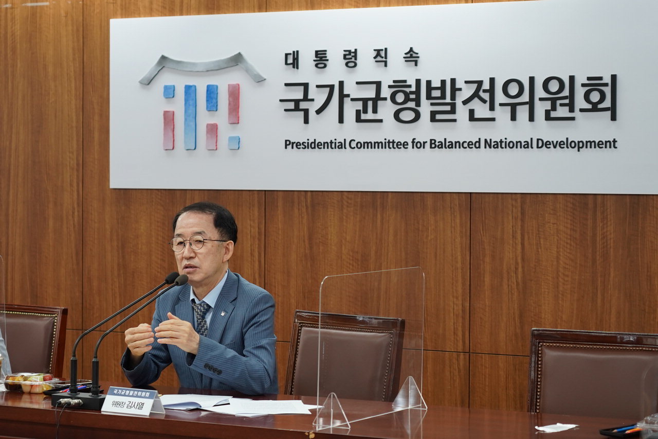 김사열 국가균형발전위원장이 18일  서울 종로구 정부서울청사에서 대통령실 출입 지역 언론 기자들과 만나 사의를 표명하고 있다. /균형위