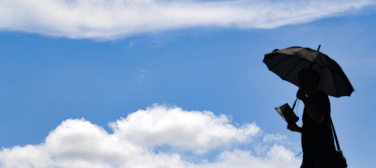 [중부매일 김명년 기자] 주말인 21일 청주 상당산성에서 한 시민이 파란 하늘 아래 등산을 하고 있다. /김명년