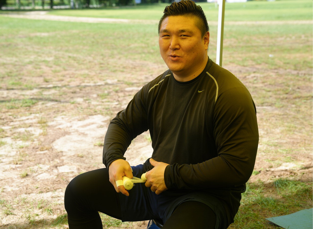 이윤철 음성군청 해머던지기 선수가 지난 12일 충북 보은공설운동장에서 훈련에 앞서 손에 테이핑을 하고 있다. /정세환