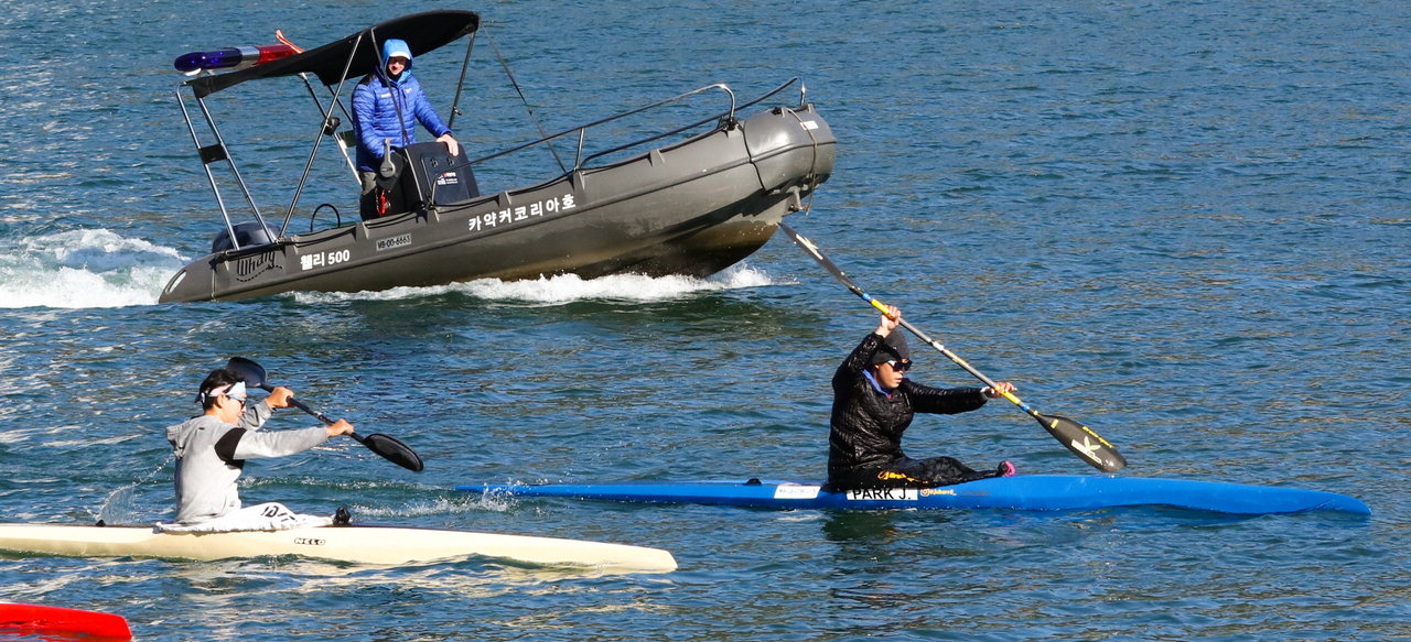 훈련하는 카누 선수들 모습.