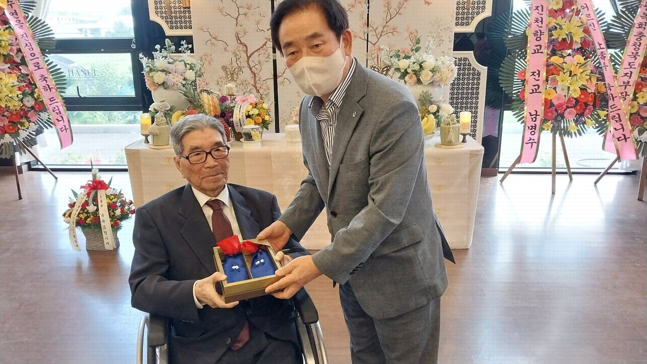 오상근 선생 100세 축하연에서 선물을 전달하고 있는 송기섭 진천군수.