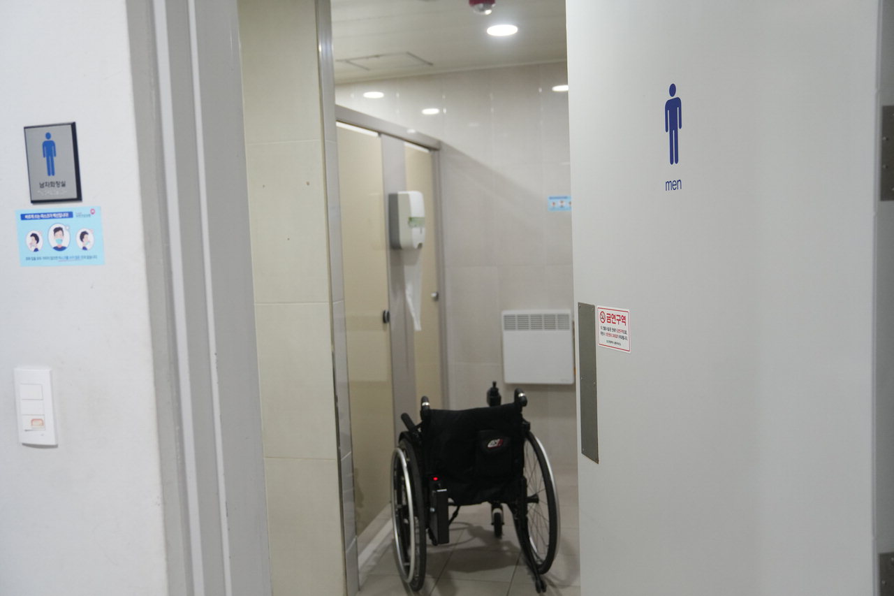 지난 3일 제1회 어울림생활체육대축전 개막식이 열린 인천 남동체육관에 장애인용 화장실이 마련되지 않아 휠체어 장애인이 비장애인 화장실을 이용하고 있다. /정세환