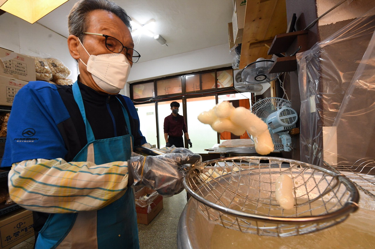 추석을 나흘 앞둔 6일 청주 육거리종합시장에서 한 상인이 한과를 만들고 있다. /김명년