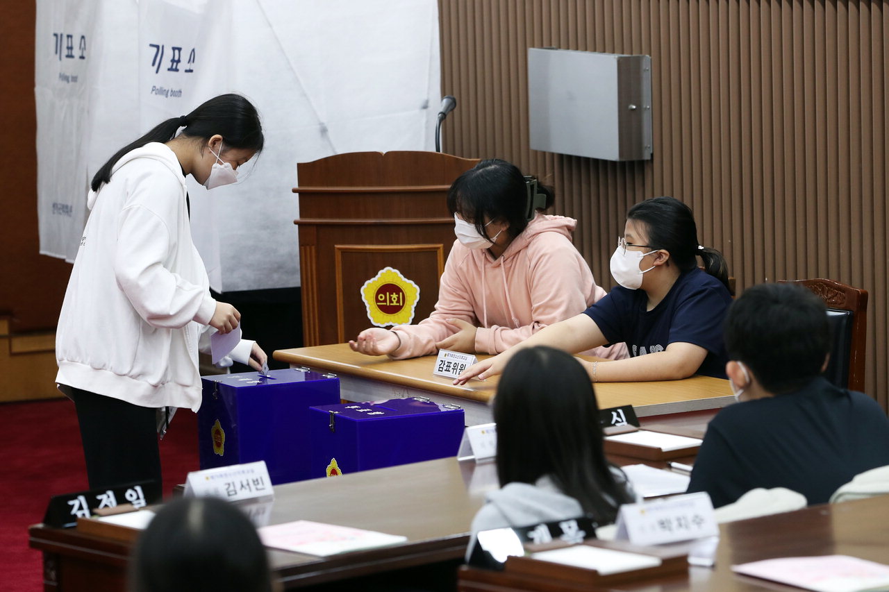 청주 사직초등학교 6학년 학생들이 7일 충북도의회에서 청소년 의회교실에 참여했다./충북도의회