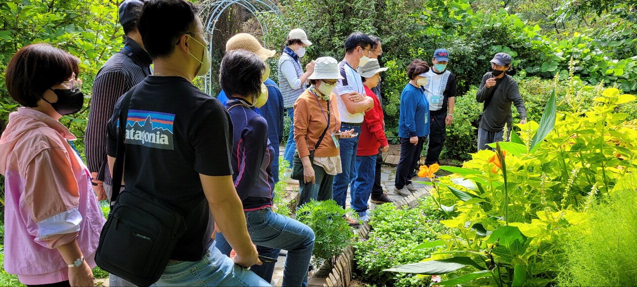 영동군이 정원마케팅사와 축제이벤트 경영사 전문인력 양성을 위해 정원실습을 하고 있다. / 영동군 제공