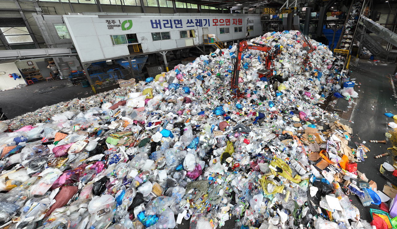 [중부매일 김명년 기자] 13일 청주시 흥덕구 재활용품선별센터에서 관계자들이 추석 연휴 동안 배출된 폐기물과 재활용품을 처리하고 있다. 한 관계자는 "하루 평균 50톤이던 재활용품 수거량이 140톤으로 늘어났다"고 밝혔다. 