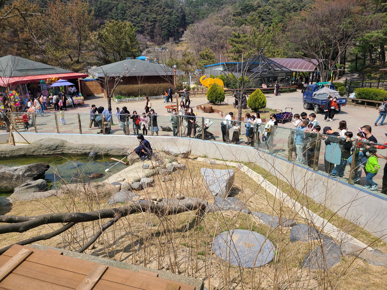 수달이 훈련받는 모습을 동물원 방문객들이 관찰하고 있다.
