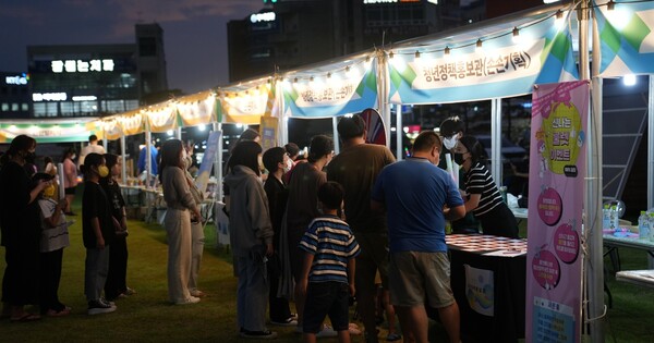 2022 충북청년축제에서 청년들이 부스 이벤트에 참여하는 모습. /박건영