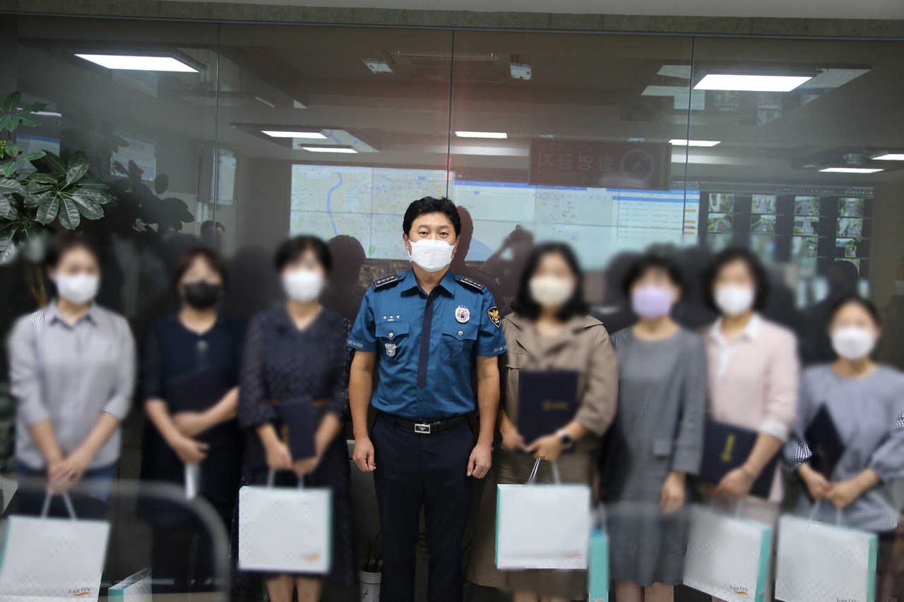 송해영 제천경찰서장이 지난 19일 제천시 CCTV 통합관제센터 관제요원 7명에게 감사장을 전달했다.