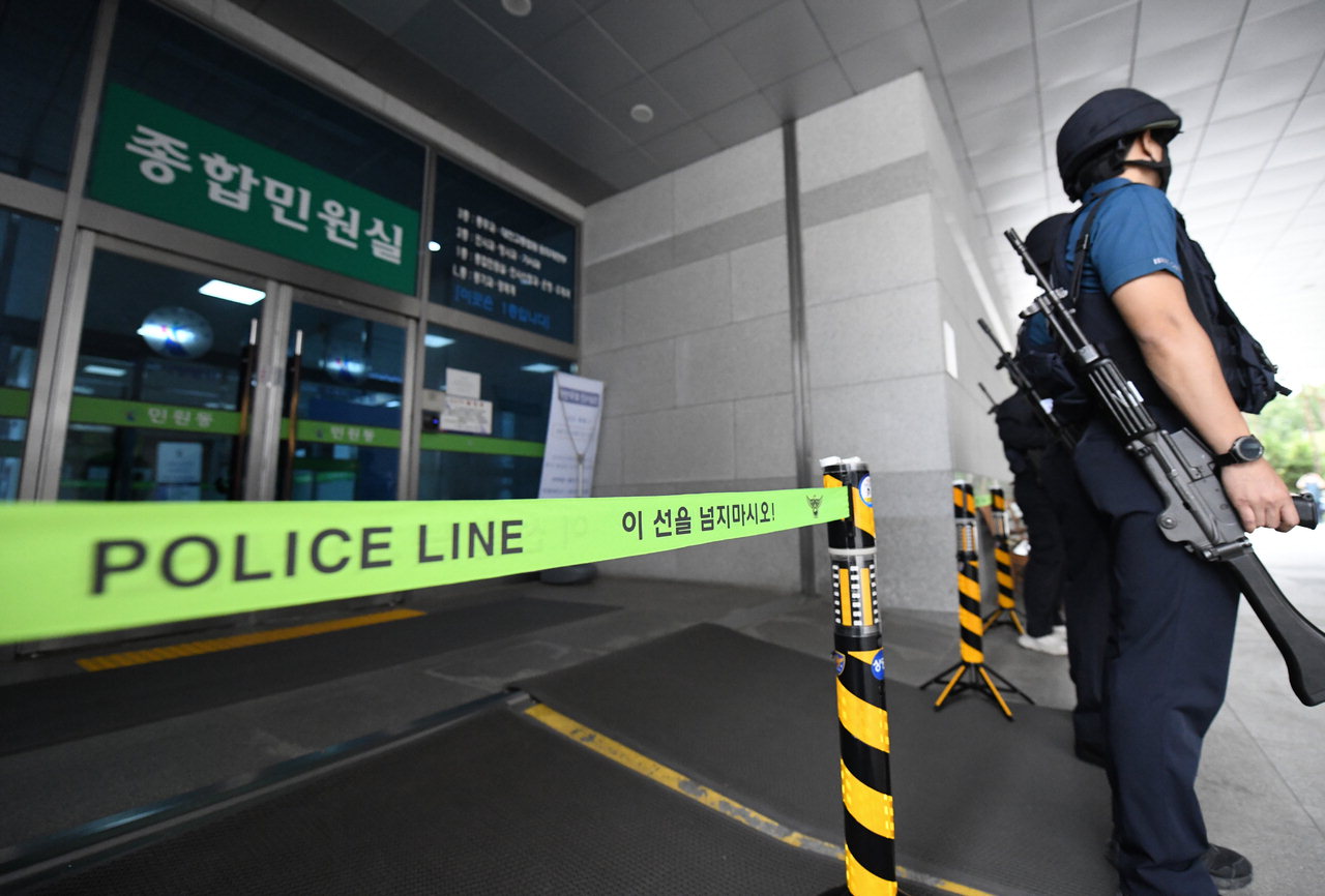 20일 충북 청주지방법원에 폭발물을 설치했다는 신고가 접수돼 경찰들이 민원동 출입을 통제하고 있다. /김명년