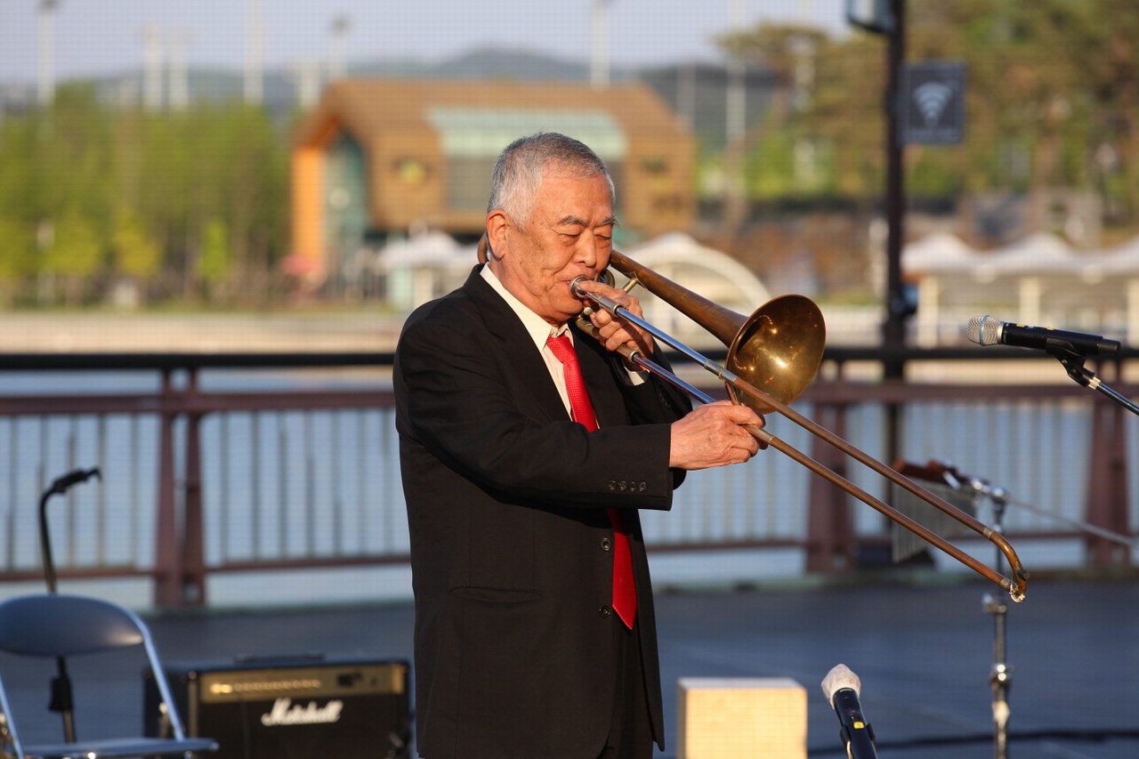 충청대 실용음악과 22학번 최고령 박봉기 씨가 무대공연 실기 수업에서 트럼본을 연주하고 있다.